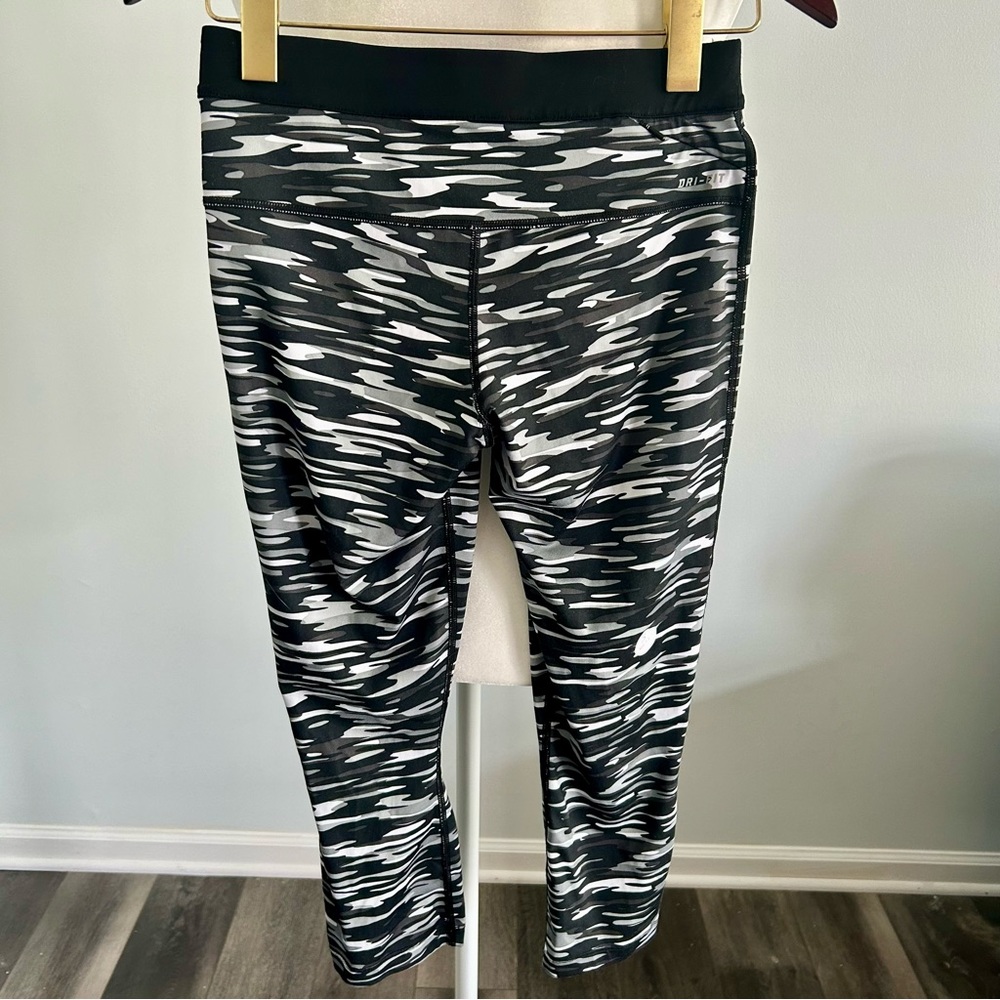 Nike Dri-Fit Ladies’ Activewear Capri Leggings - Size S - Picture 2 of 9